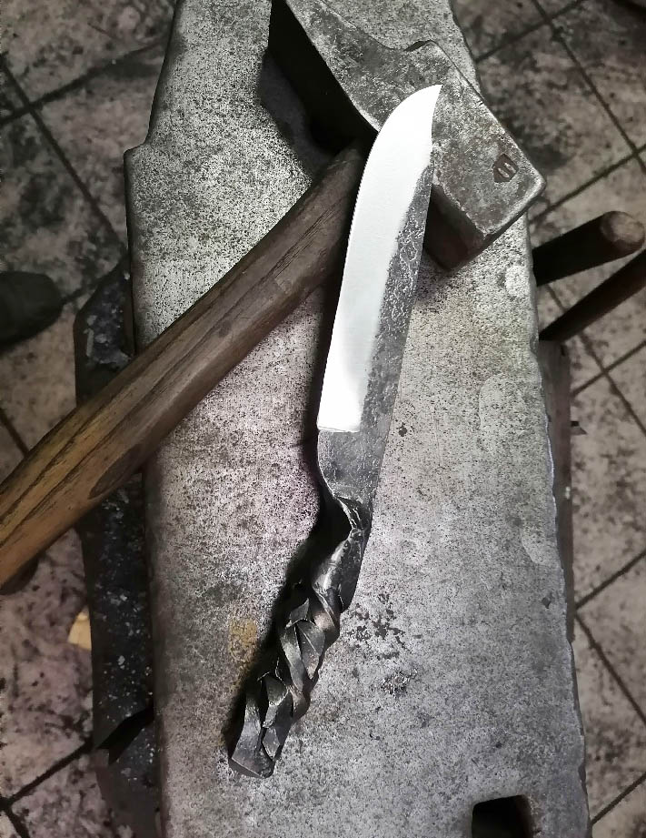 Couteau brut de forge fait en stage