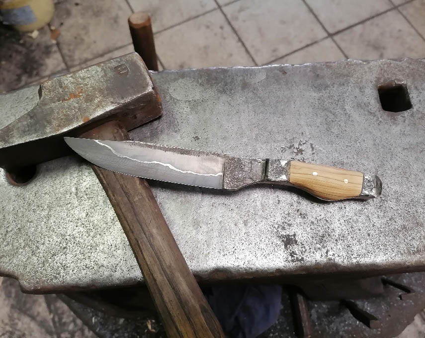 Faire son couteau en stage de forge