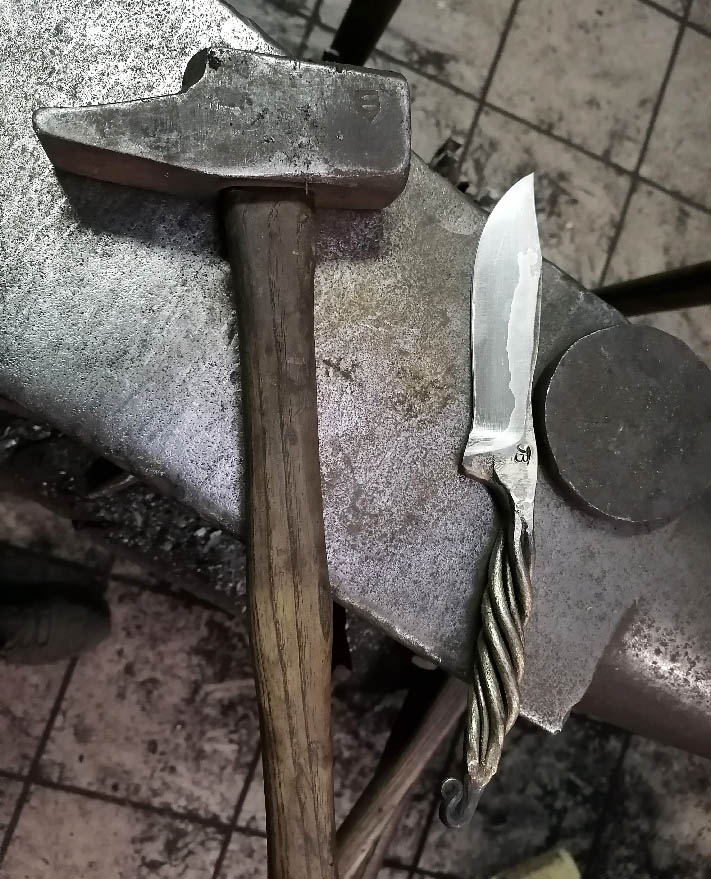 Couteau avec lame sandwich fait au cours d'un stage de forge