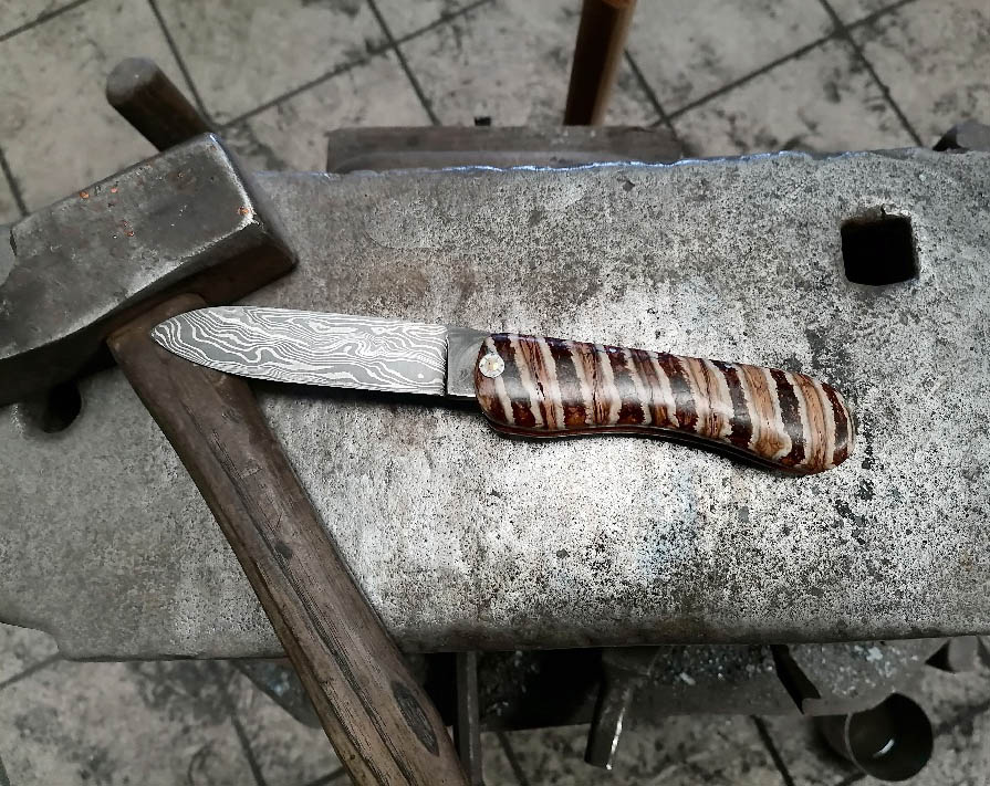 Couteau avec manche en os de mammouth réalisé en stage de forge