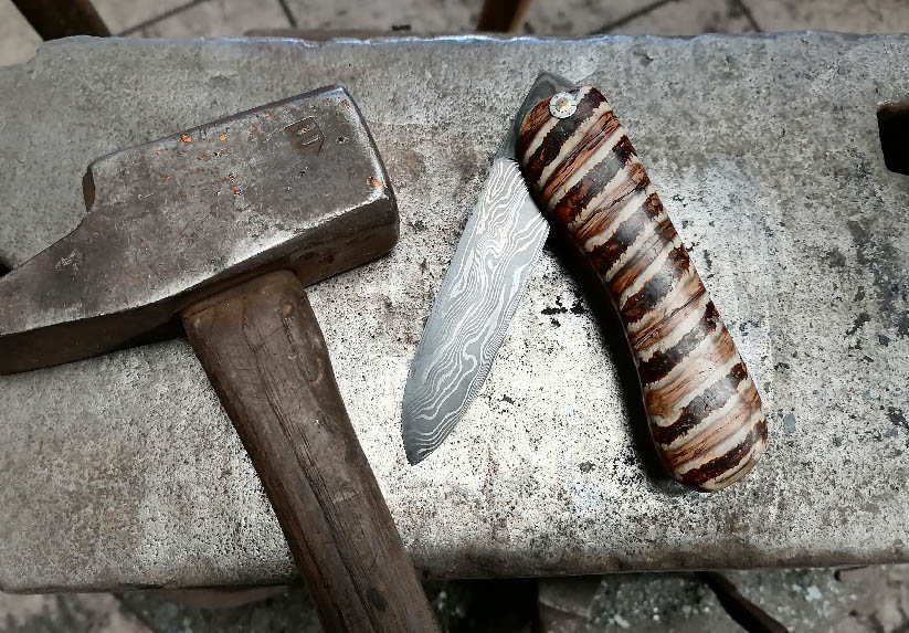 Couteau avec manche en os de mammouth réalisé en stage de forge