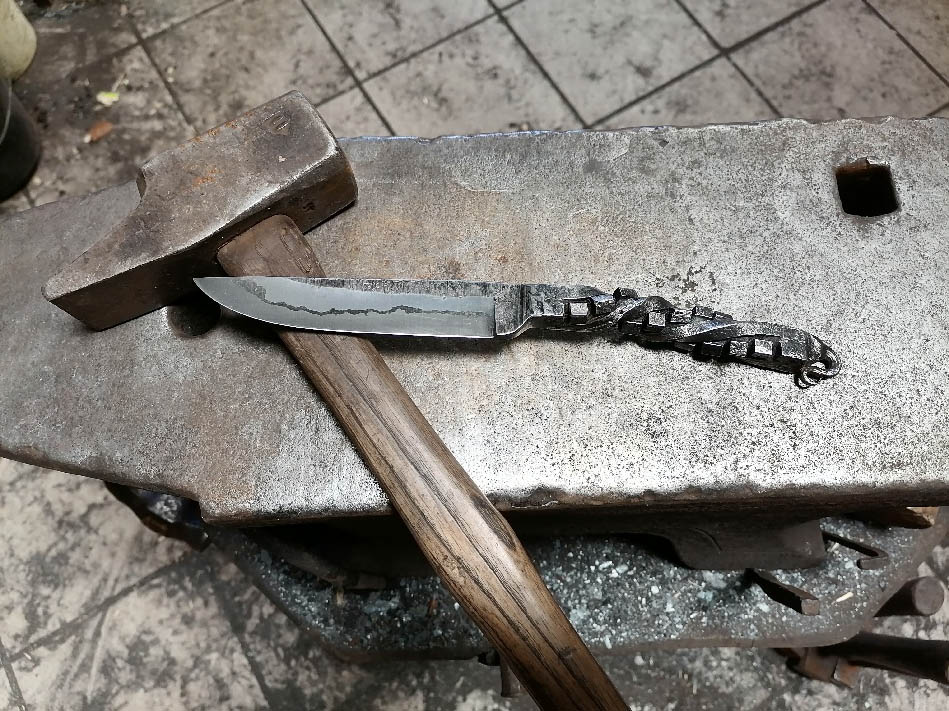 Couteau torsade cubique sur une enclume à la forge