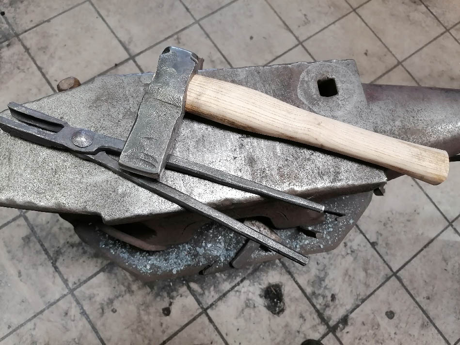Marteau réalisé en stage de forge