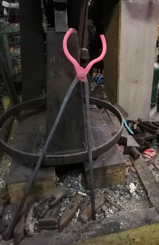 Pince pour tenir un creuset de fusion pour le métal