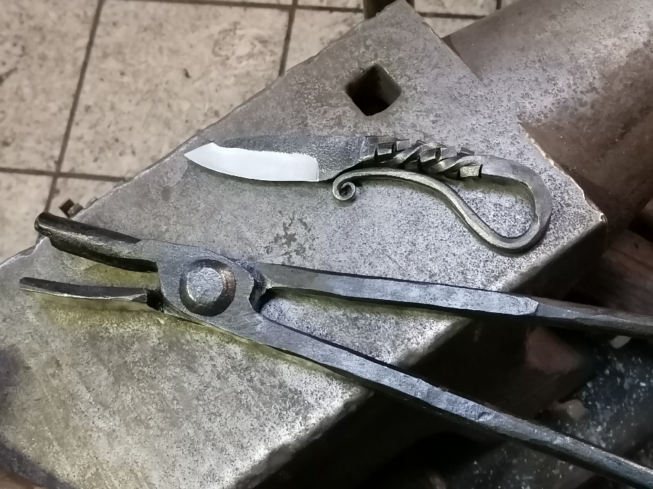 Pince à forger les couteaux